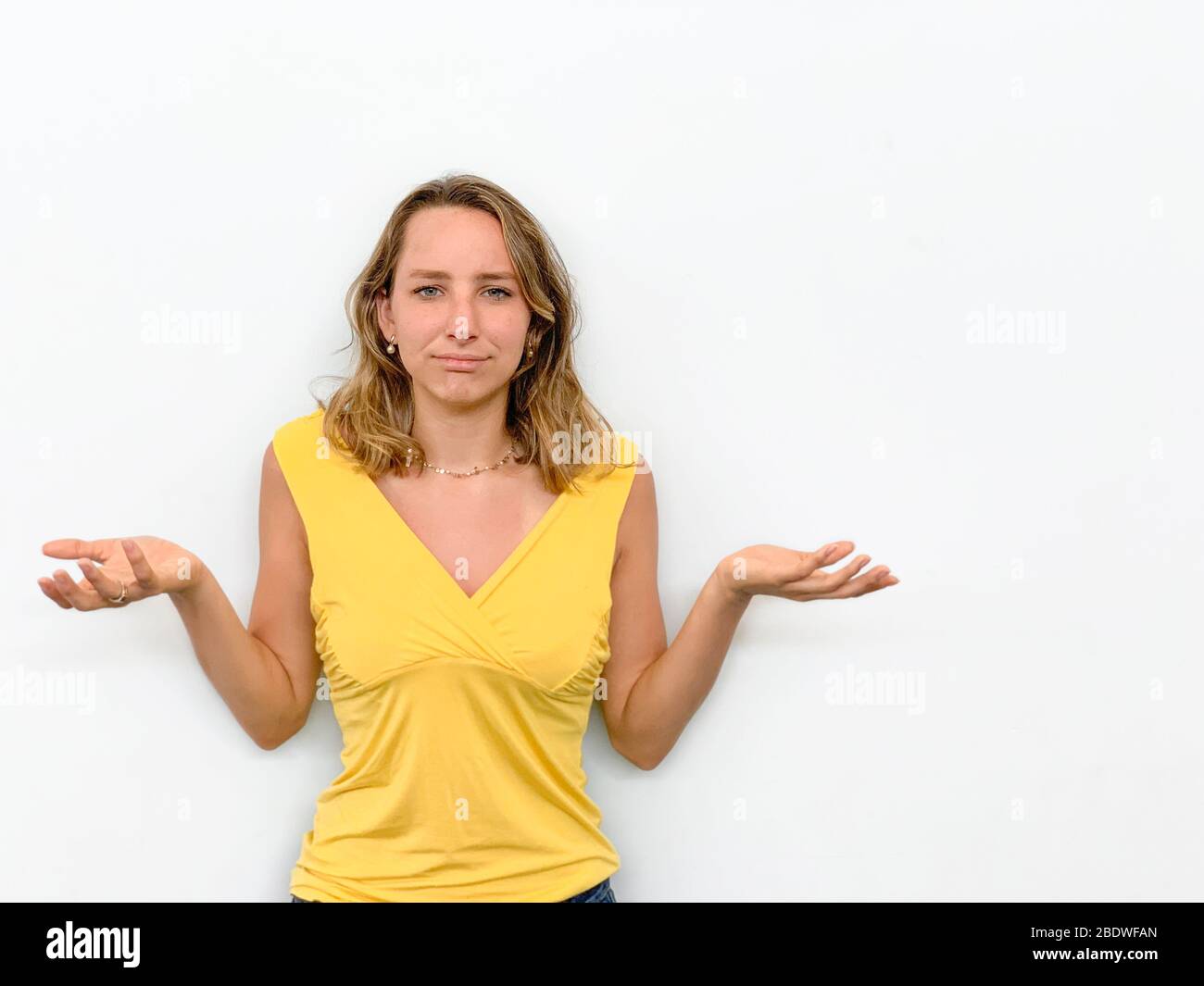 Schöne junge Frau mit verworrenem Ausdruck Stockfoto