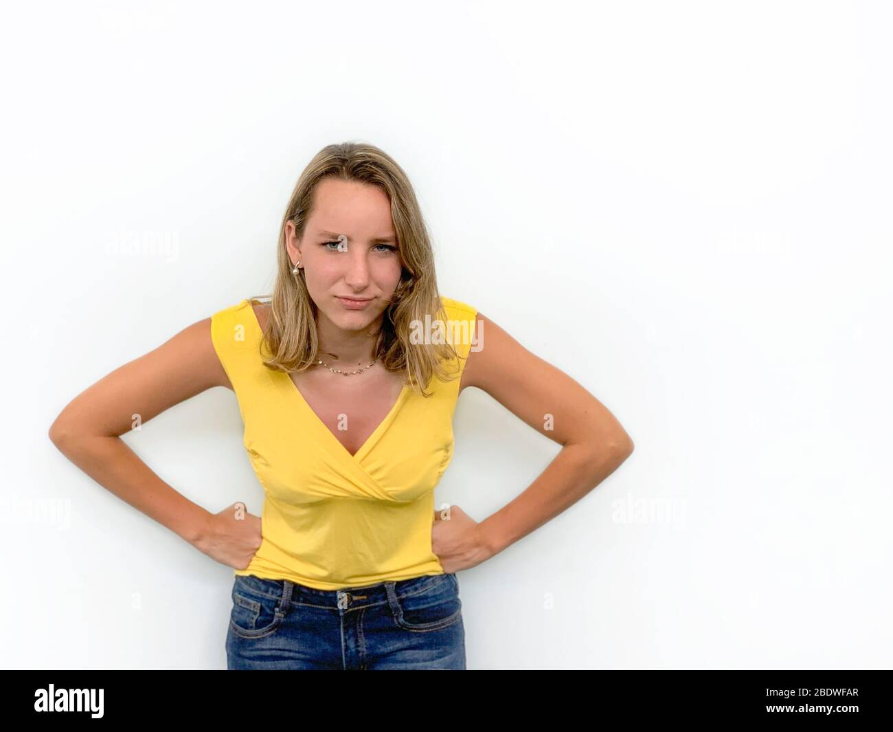 Wütend Junge Frau Runzelte Die Stirn Stockfoto