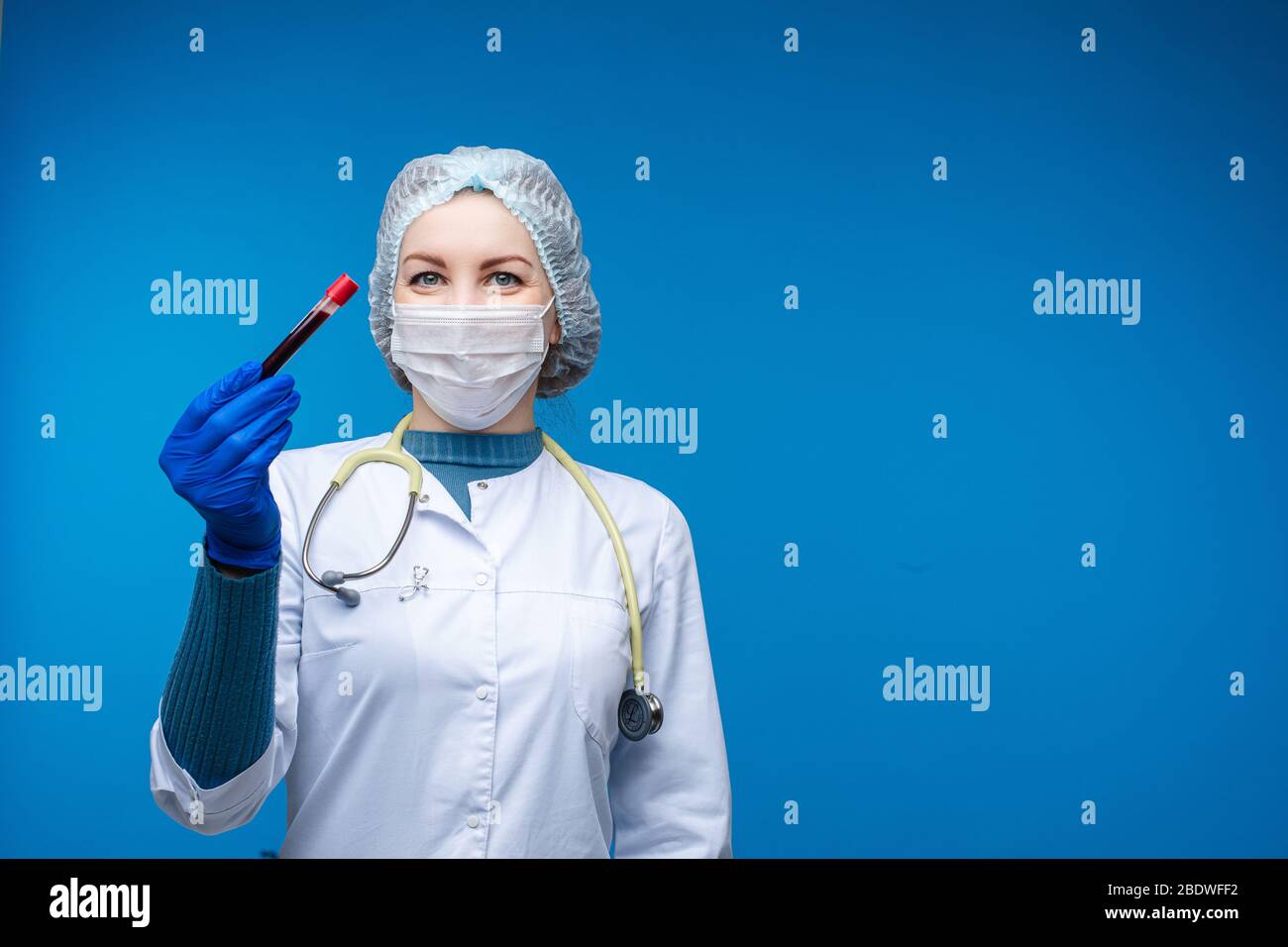 Glücklicher Arzt mit negativem Bluttest in der Hand. Stockfoto