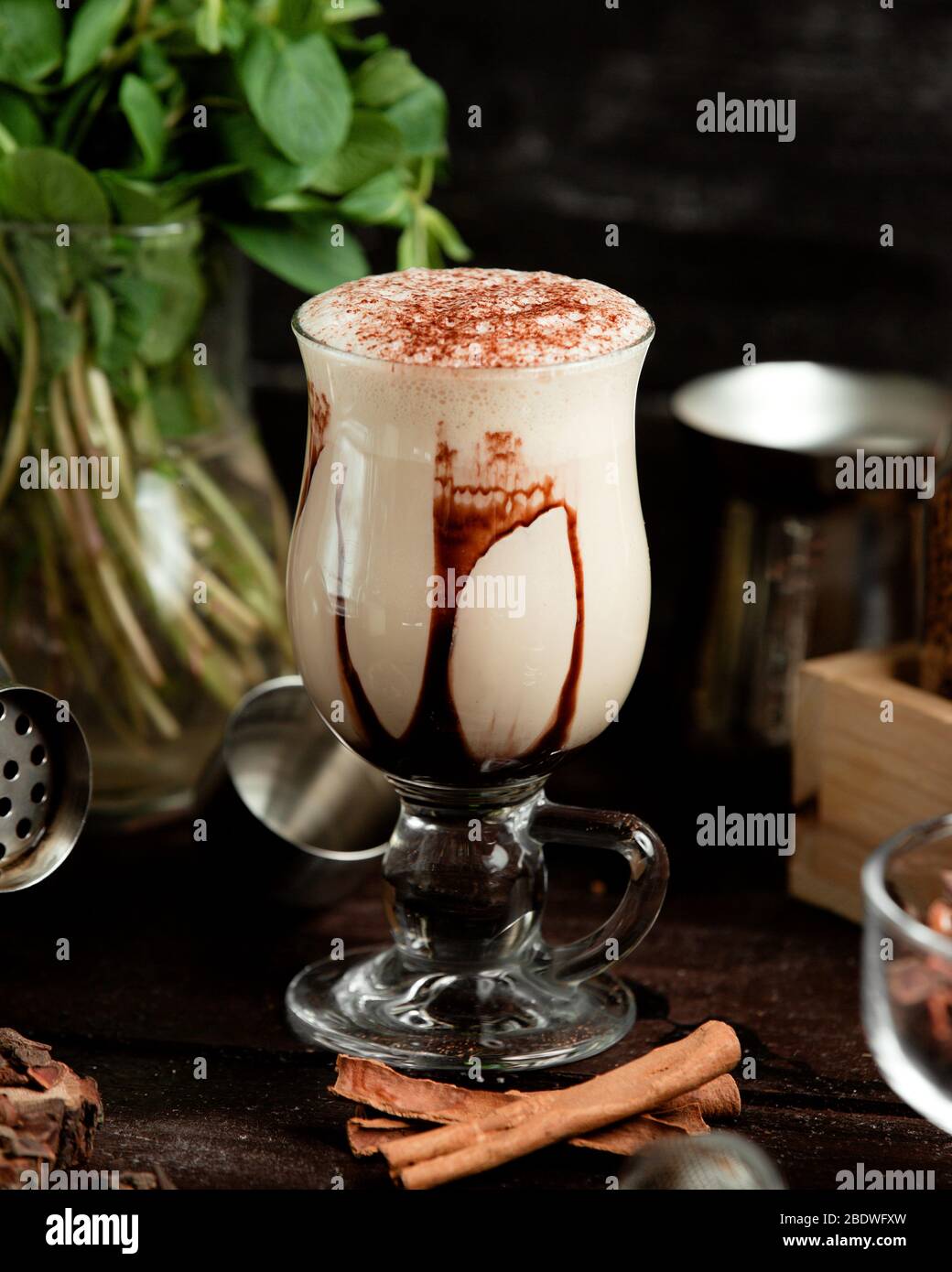 Kalte Frappe auf dem Tisch Stockfoto