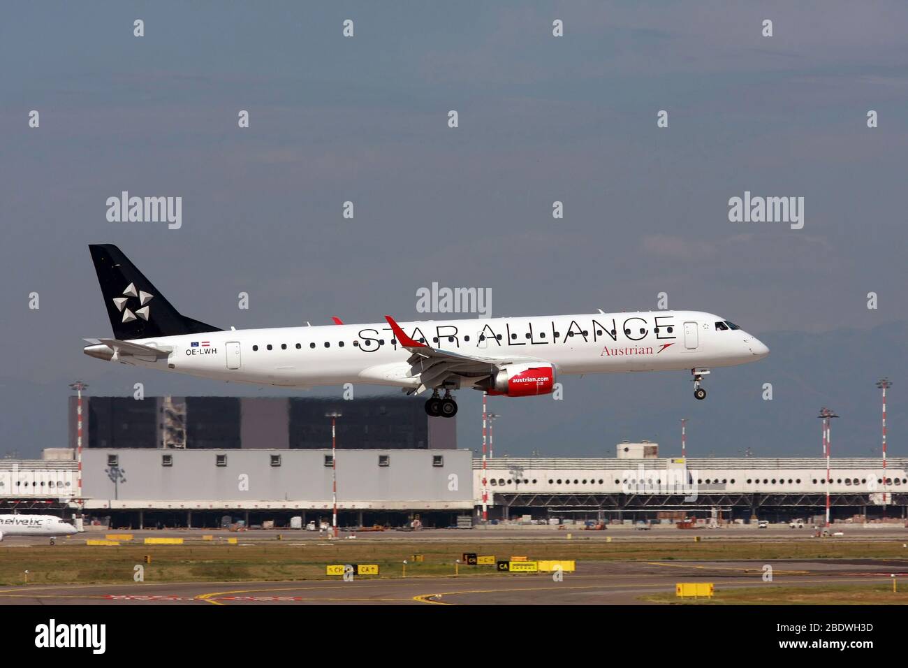 OE-LWA Austrian Airlines Embraer ERJ-195LR (Embraer 190-195) in Malpensa (MXP / LIMC), Mailand, Italien Stockfoto