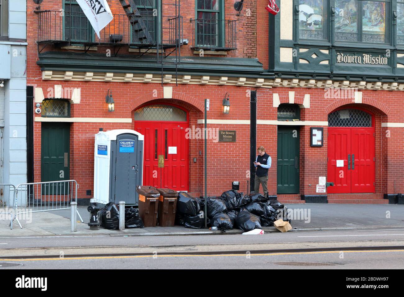 Interim CEO James Winans vor der Bowery Mission in New York während der COVID-19-Krise... WEITERE INFORMATIONEN FINDEN SIE UNTER „VOLLSTÄNDIGE BILDUNTERSCHRIFT“. Stockfoto