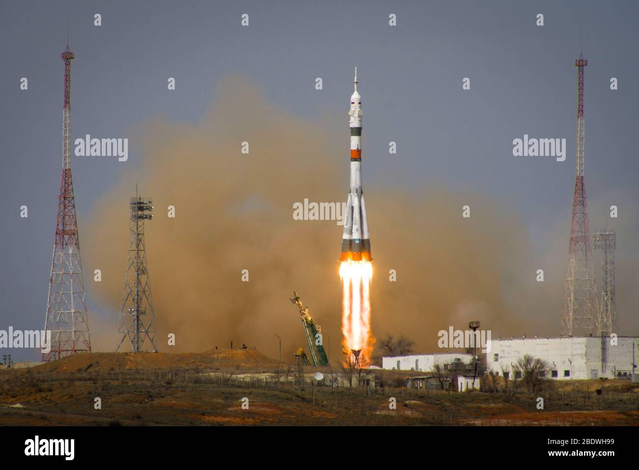 BAIKONUR, KASACHSTAN - 09. April 2020 - die Sojus MS-16 hebt von Site 31 auf dem Kosmodrom Baikonur in Kasachstan Donnerstag, 9. April 2020 Senden Stockfoto