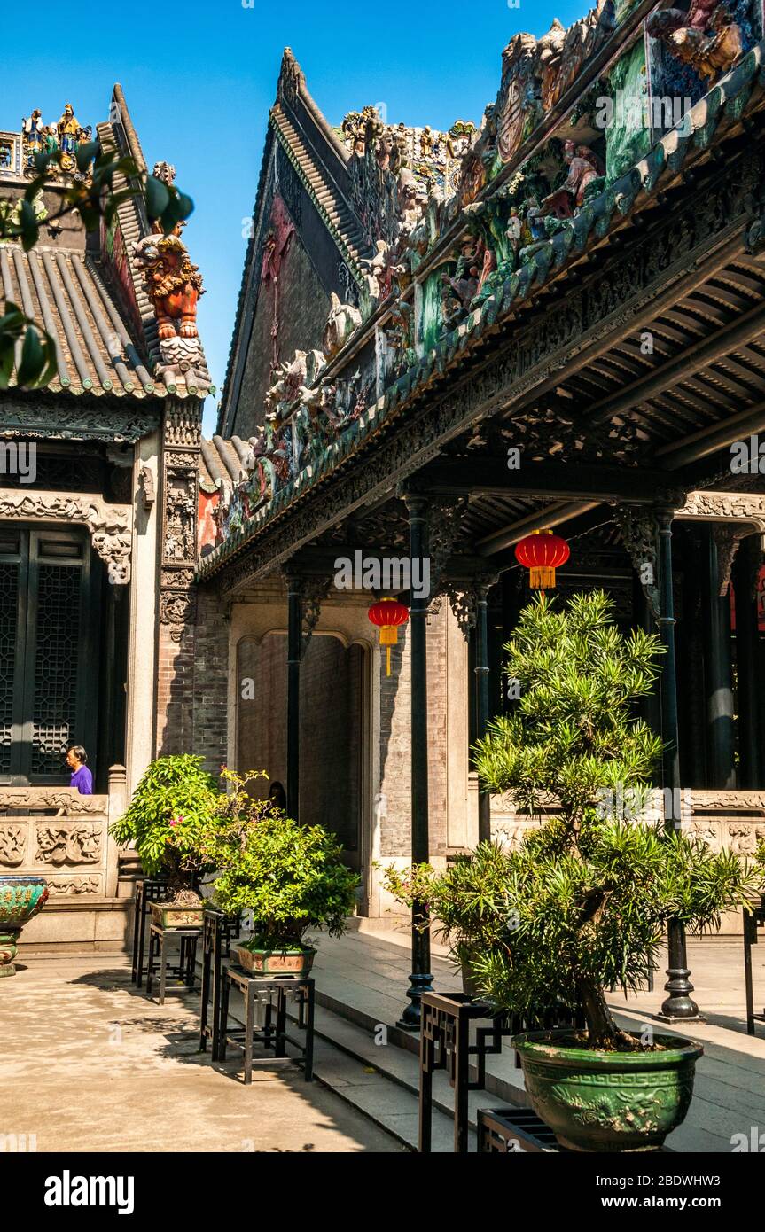 Ein überdachter offener angesprochen Passage zeigt Gips Dekoration an der Chen-Clan-Akademie, Guangzhou Stockfoto