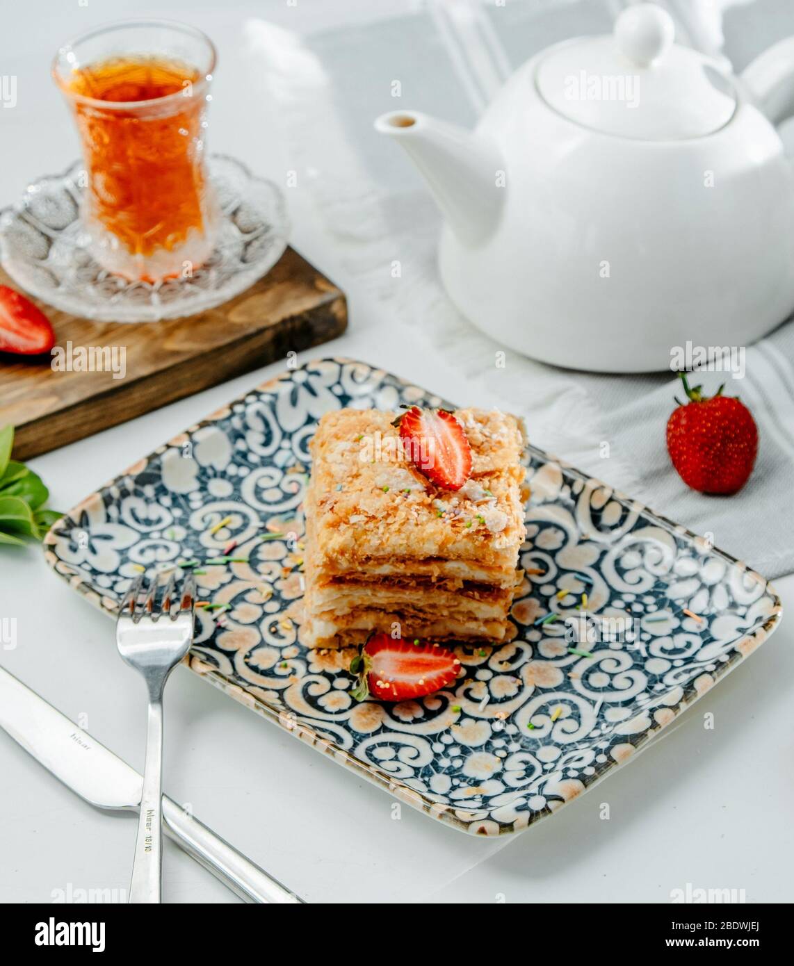 napoleon Kuchen mit Erdbeere auf dem Tisch Stockfoto