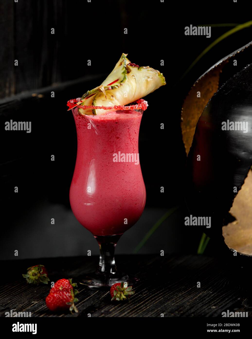 Pink Smoothie mit Ananasscheibe Stockfoto