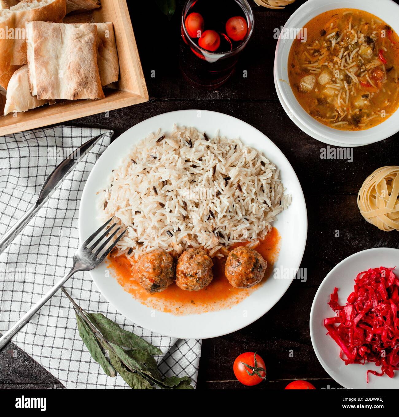 Reis mit Fleischbällchen und Gemüsesuppe mit Nudeln Stockfoto