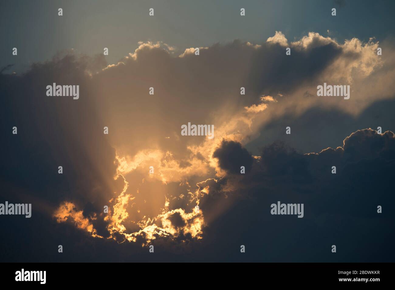 Sonne scheint durch Wolken bei Sonnenuntergang, Ant's Nest Reserve, in der Nähe von Vaalwater, Limpopo Provinz, Südafrika Stockfoto