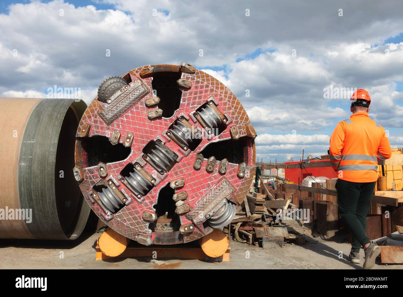 Tunnelbohrmaschine auf Baustelle Gebäude Metro. Schwere Maschine auf Baustelle mit Arbeitern Stockfoto