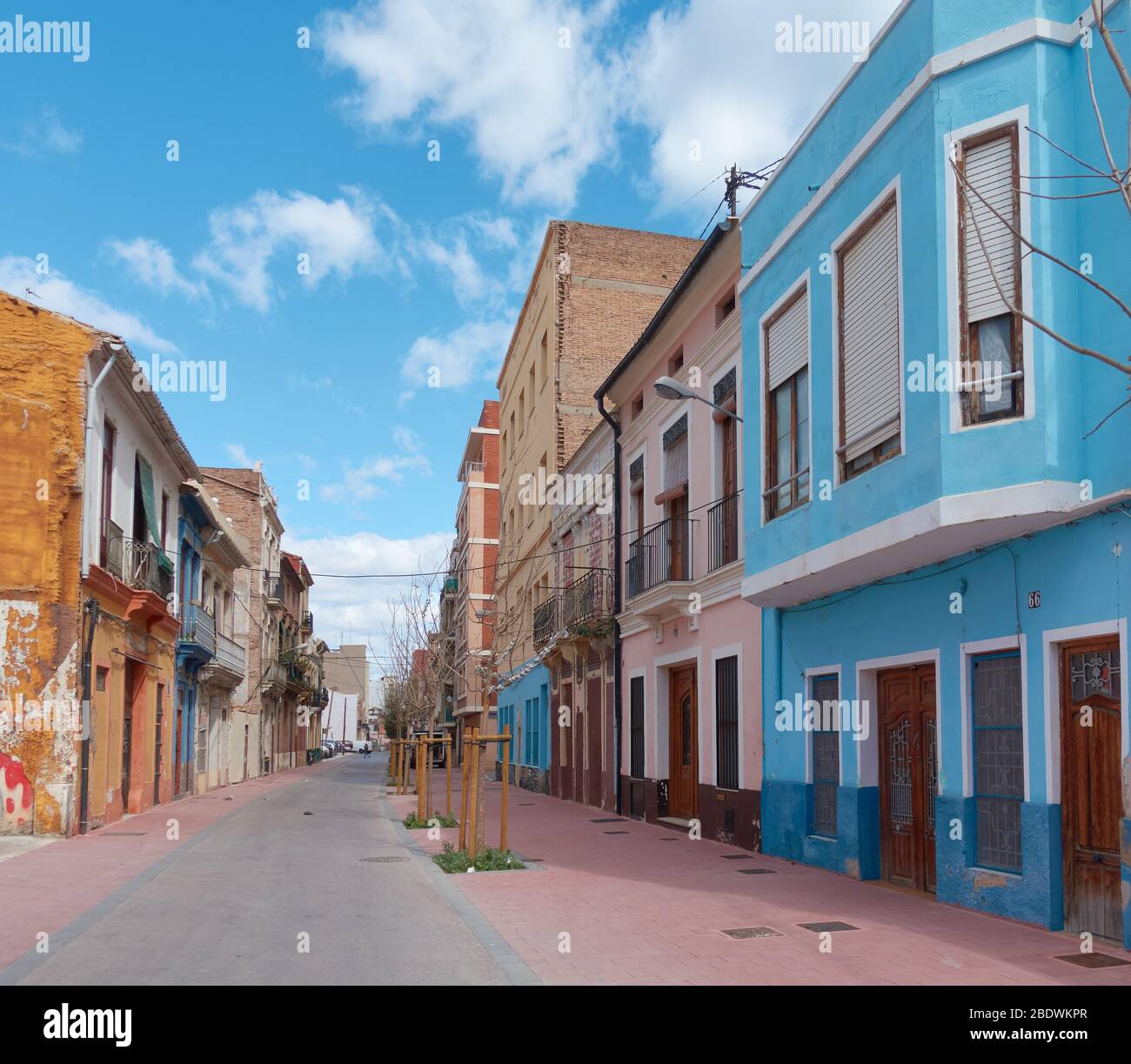 Straßenszene mit abgerissenen Haus auf der linken Seite und Eierschalen blaues Haus auf der rechten Seite in El Cabanyal, Valencia, Spanien. Stockfoto