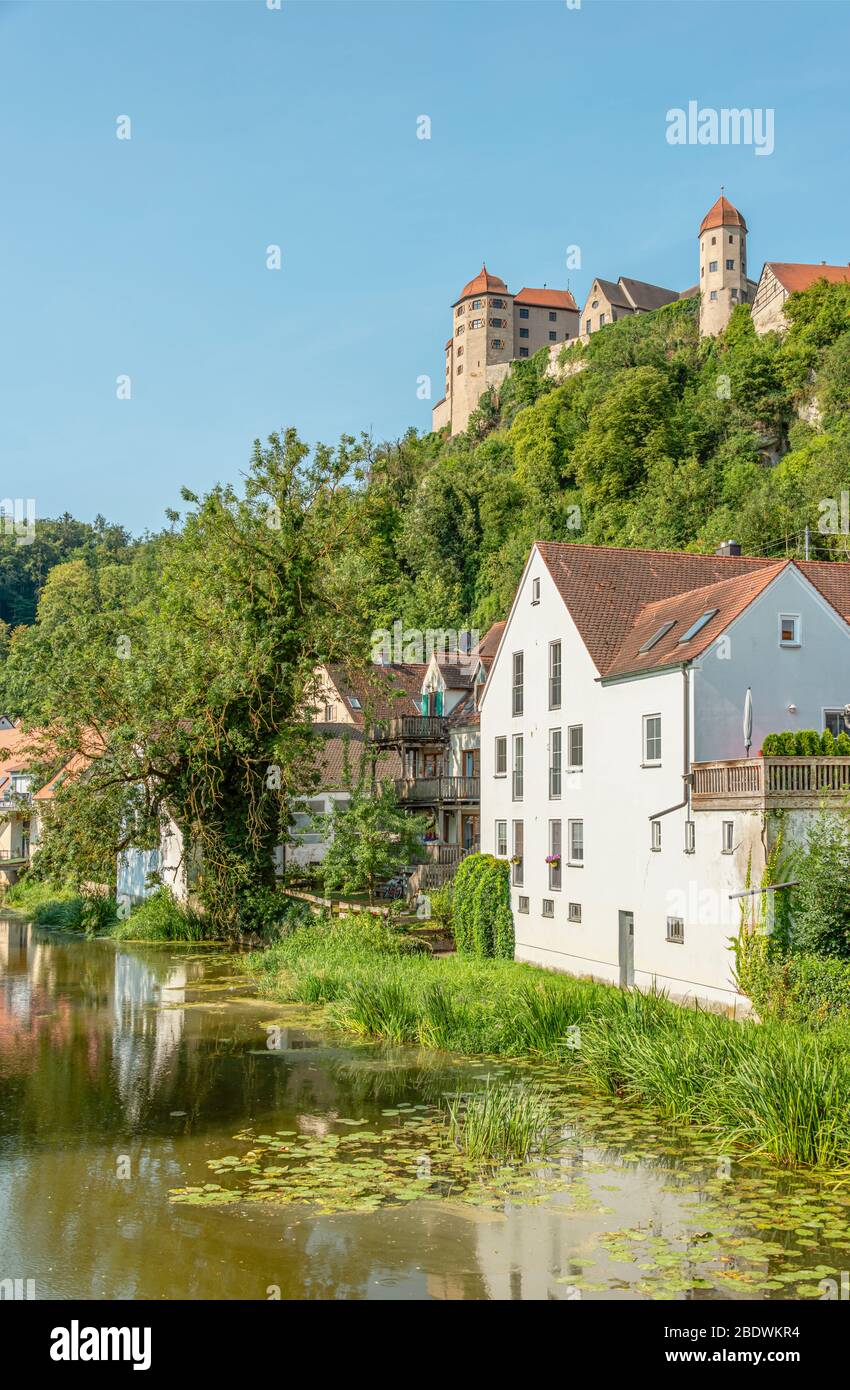 Häuser an der Wörnitzer Flussseite von Harburg im Sommer, Schwaben, Bayern, Deutschland Stockfoto
