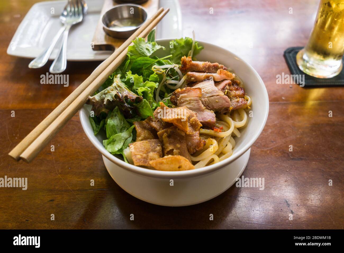 Hoi an Cao Lau - Reisnudeln mit gegrilltem Schweinefleisch, Grüns und Croutons, ein Spezialgericht in Hoi an, Vietnam, Südostasien. Stockfoto