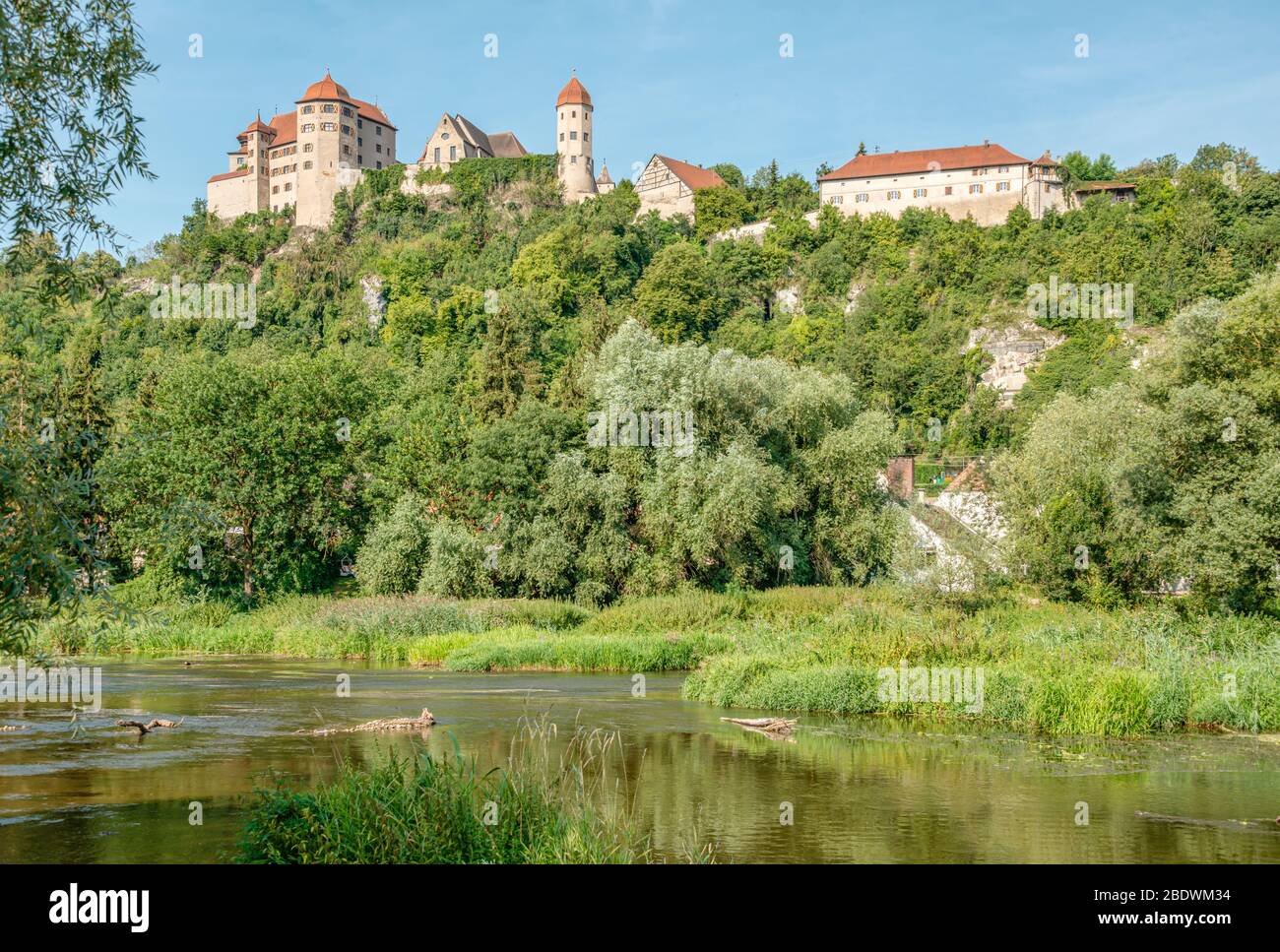 Blick auf die Harburg im Sommer vom Wörnitzer Tal, Schwaben, Bayern, Deutschland Stockfoto