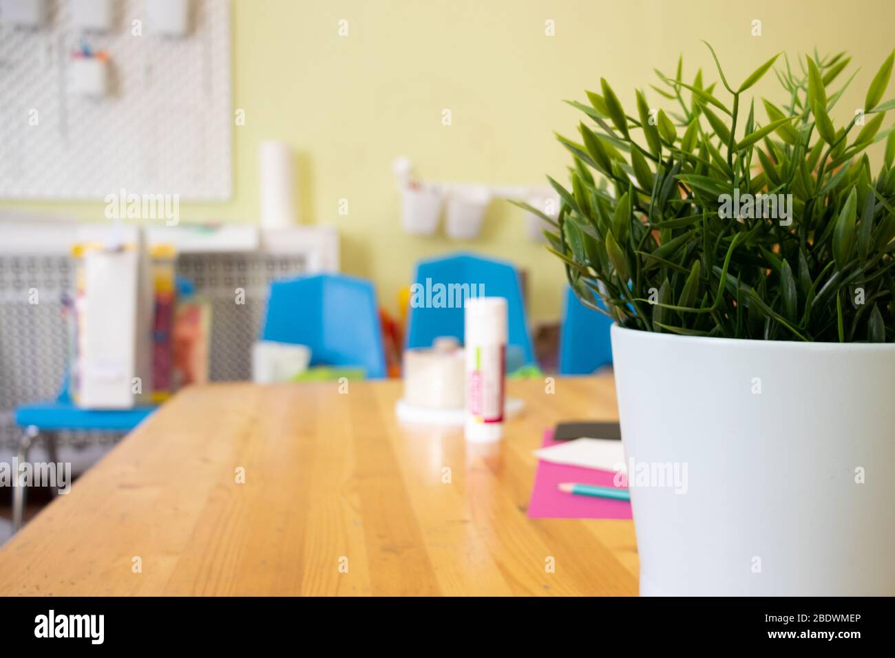 Verschwommener Bürohintergrund mit Kopierfläche. Schreibtisch für Designmitarbeiter Stockfoto