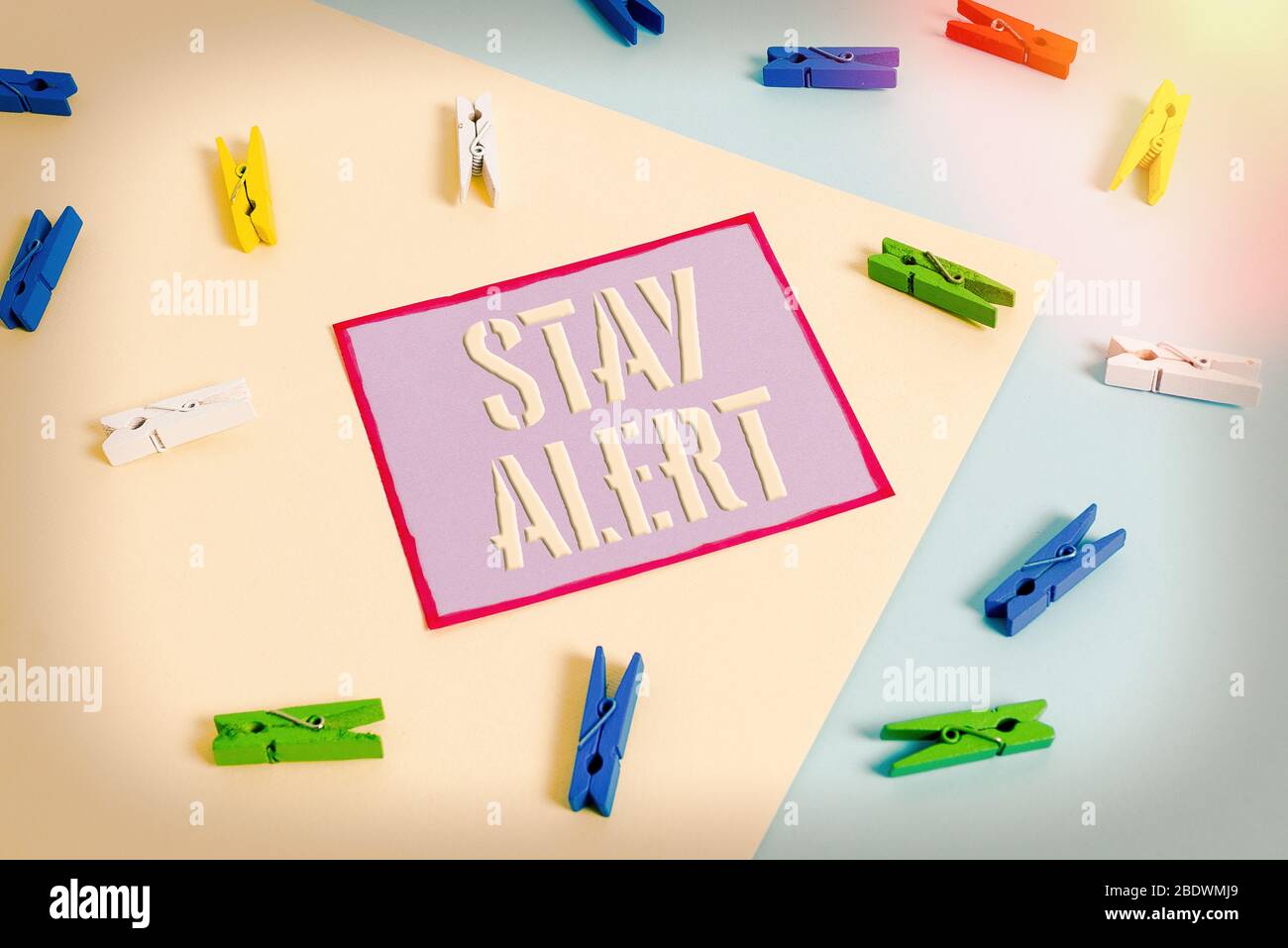 Handschriftentext bleibt aufmerksam. Konzeptionelles Foto mit voller Aufmerksamkeit auf die Dinge rund um schnell zu sehen oder zu verstehen farbige Wäscheklammer Papier leer Reminde Stockfoto