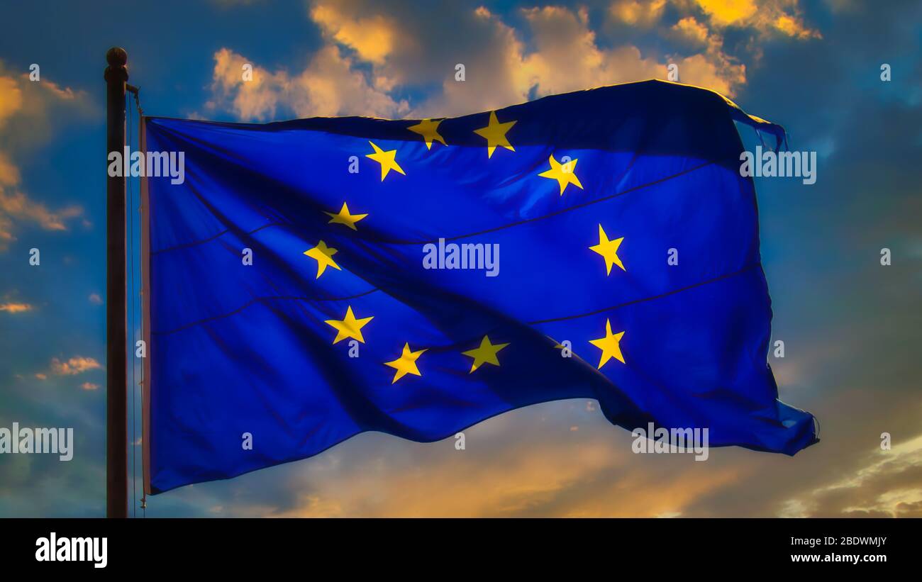 Die Flagge der Europäischen Union (EU) fliegt bei Sonnenuntergang im Wind Stockfoto