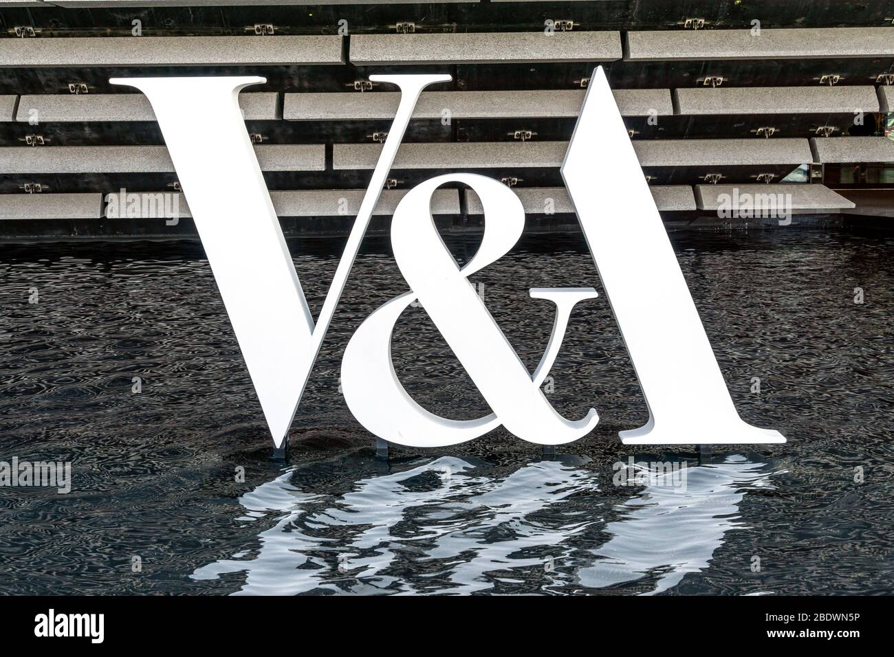 V&A Dundee Scotlands Design Museum auf der Riverside Esplanade Dundee Scotland UK Hier gesehen am Eingang mit großem V&A-Schild Stockfoto