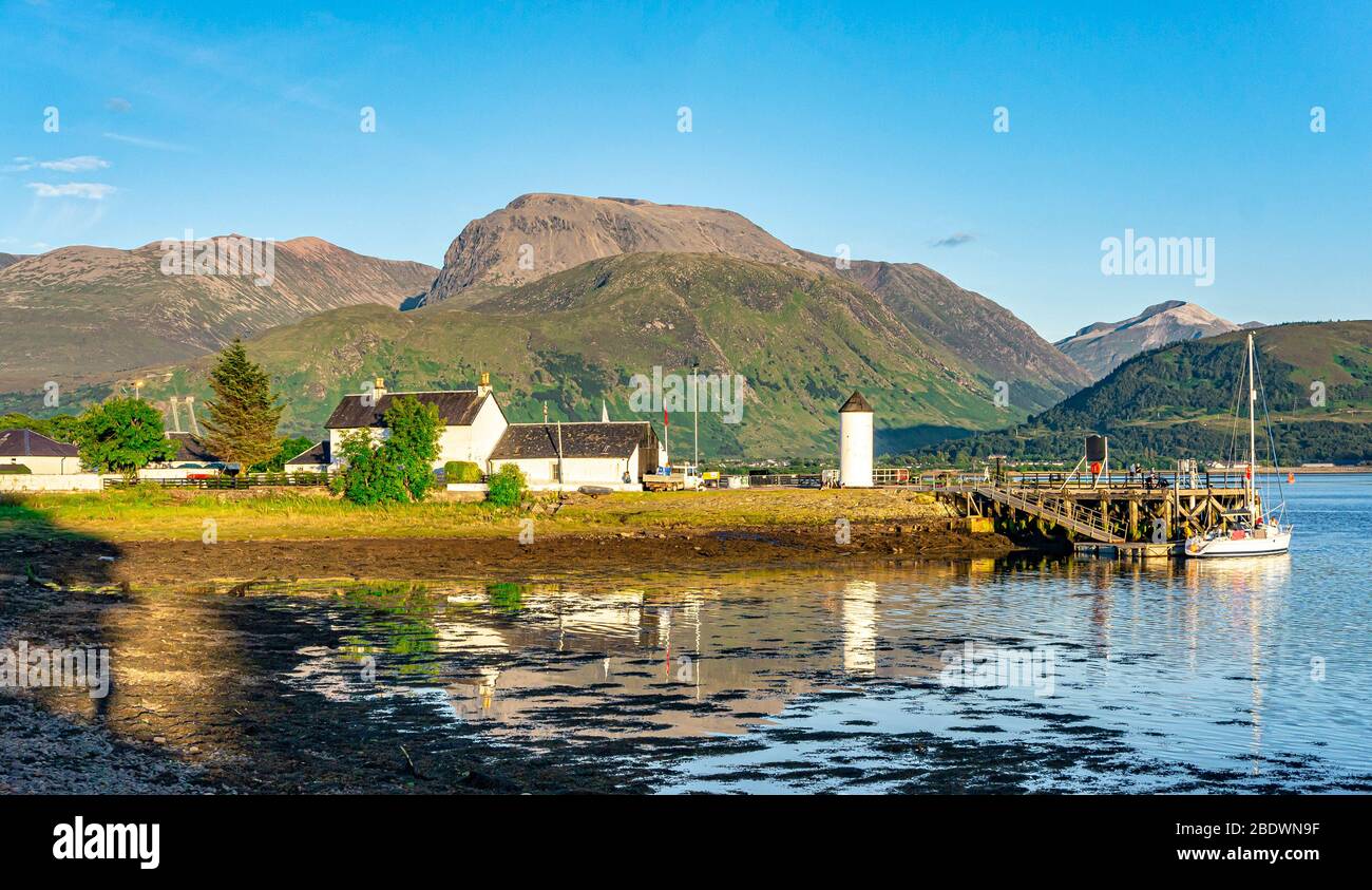 Eingang zum Caledonian Canal mit altem Leuchtturm vom Loch Linnhe in den Corpach West Highlands von Schottland mit Ben Nevis als Hintergrund Stockfoto