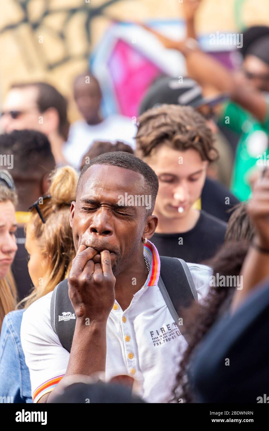 Porträt eines Mannes, der in einer Menschenmenge beim Notting Hill Carnival in London pfeift Stockfoto