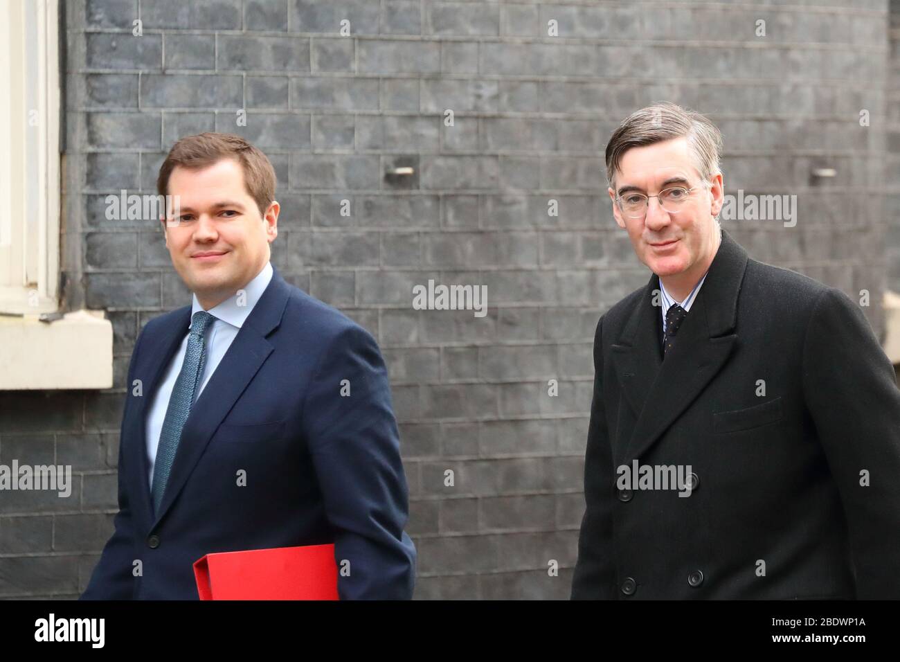 Wohnungsbauminister Robert Jenrick und der Unterhausleiter Jacob Rees-Mogg kommen zur wöchentlichen Kabinettssitzung in der Downing Street, London, Großbritannien, an Stockfoto