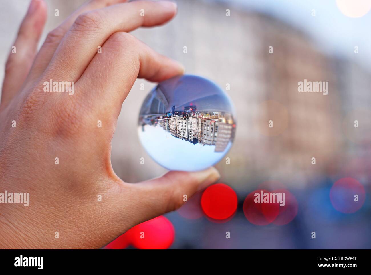 Straßenfotografie von Istanbul Türkei, wie durch eine Kristallfotografie Kugel gesehen Stockfoto