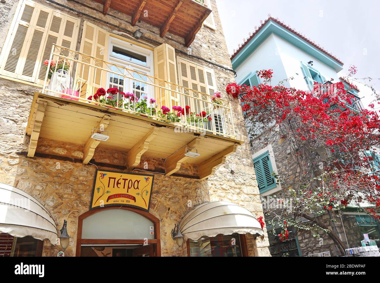 Traditionelle farbenfrohe Gebäude und Bougainvilleas in Nafplio Griechenland Stockfoto