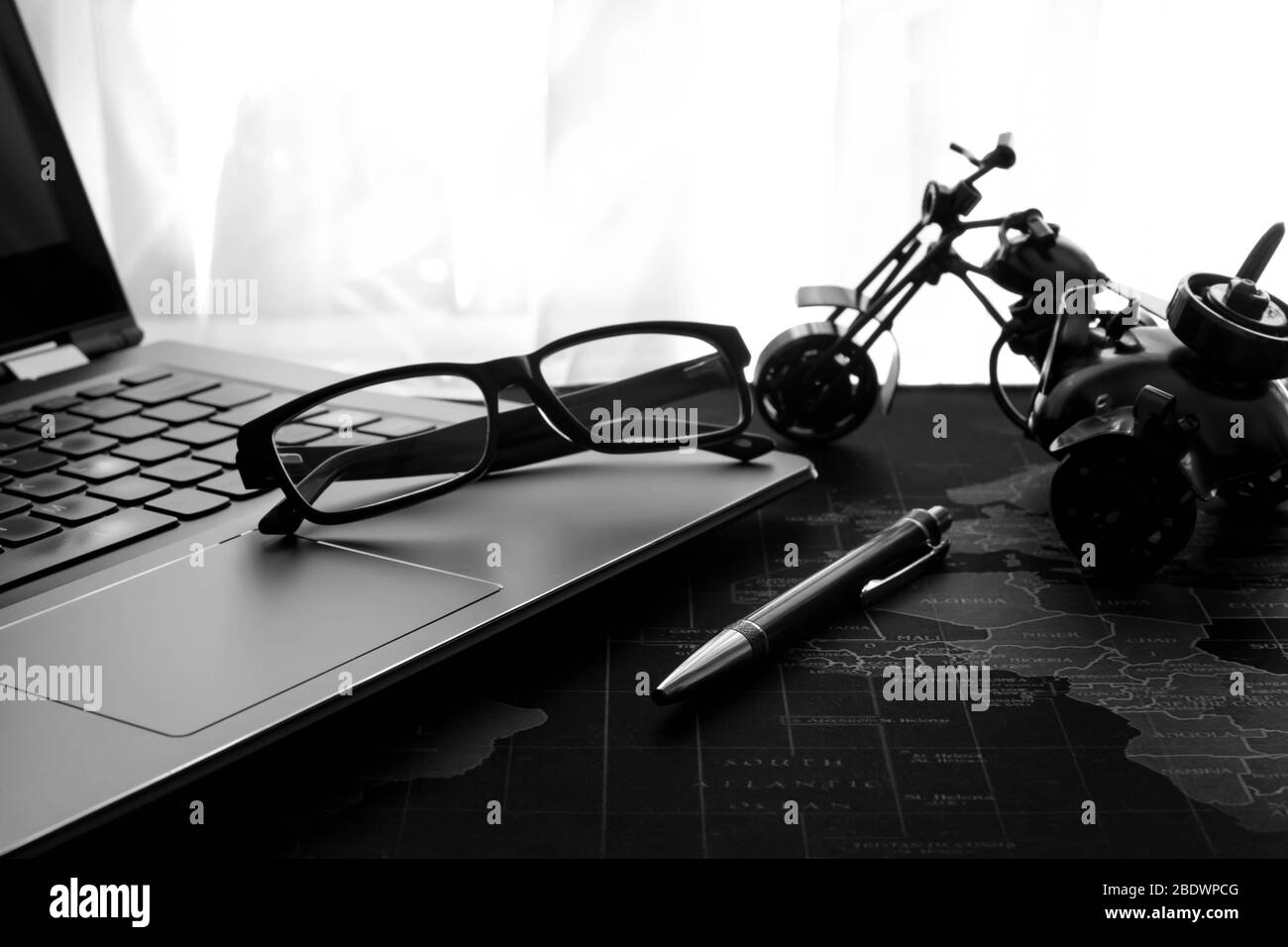 Laptop Brille Stift und Motorrad Stockfoto