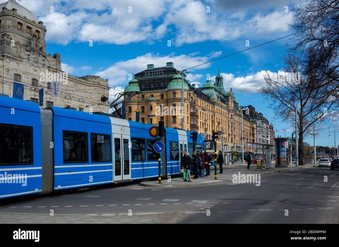 April 2018 In Stockholm, Schweden Statt. Blaue Straßenbahn auf einer der Straßen Stockholms bei klarem Wetter im Frühjahr. Stockfoto