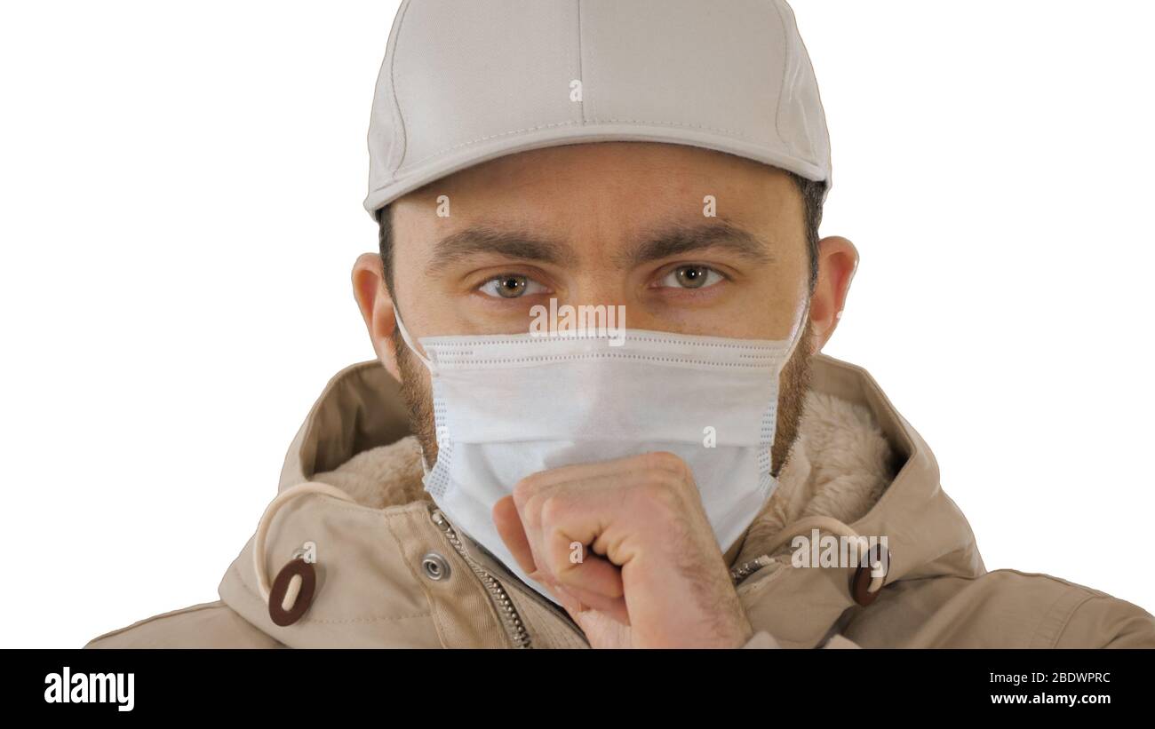 Husten beiläufiger Mann in medizinischer Maske auf weißem Hintergrund. Stockfoto