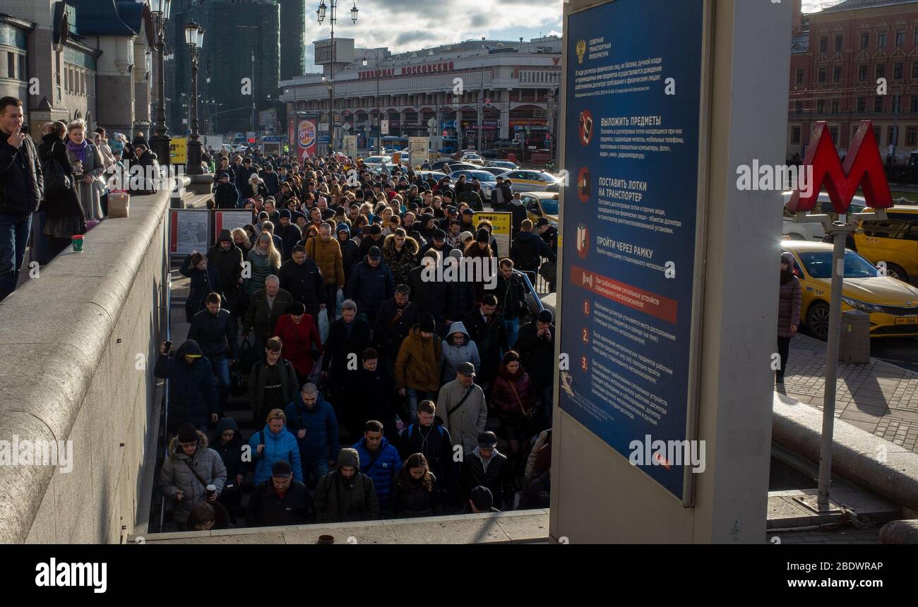 1. April 2019 Moskau, Russland. Eine Menge Passagiere steigen in die U-Bahn während der morgendlichen Rush Hour auf dem Platz von drei Stationen in Moskau. Stockfoto