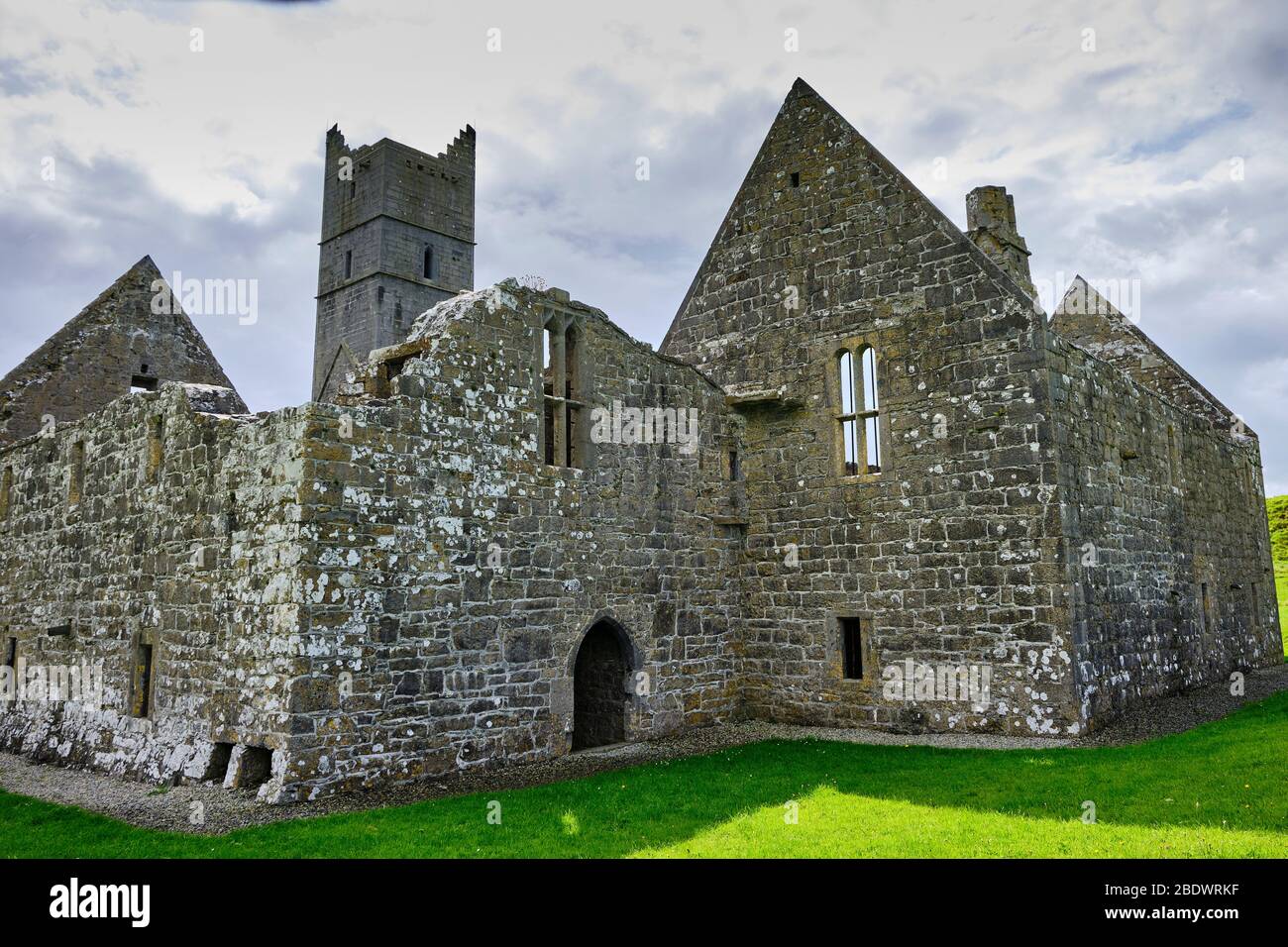 Die Ruinen der antiken mittelalterlichen Franziskanerkloster von Rosserk, am Ufer des Flusses Moy. Es wurde um 1440 n. Chr. gegründet. Stockfoto