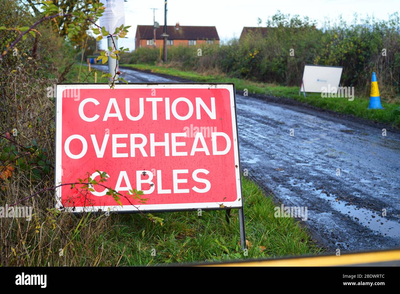 Warnung Straßenschild von Deckenstromkabel an Straßenbauarbeiten york yorkshire vereinigtes Königreich Stockfoto