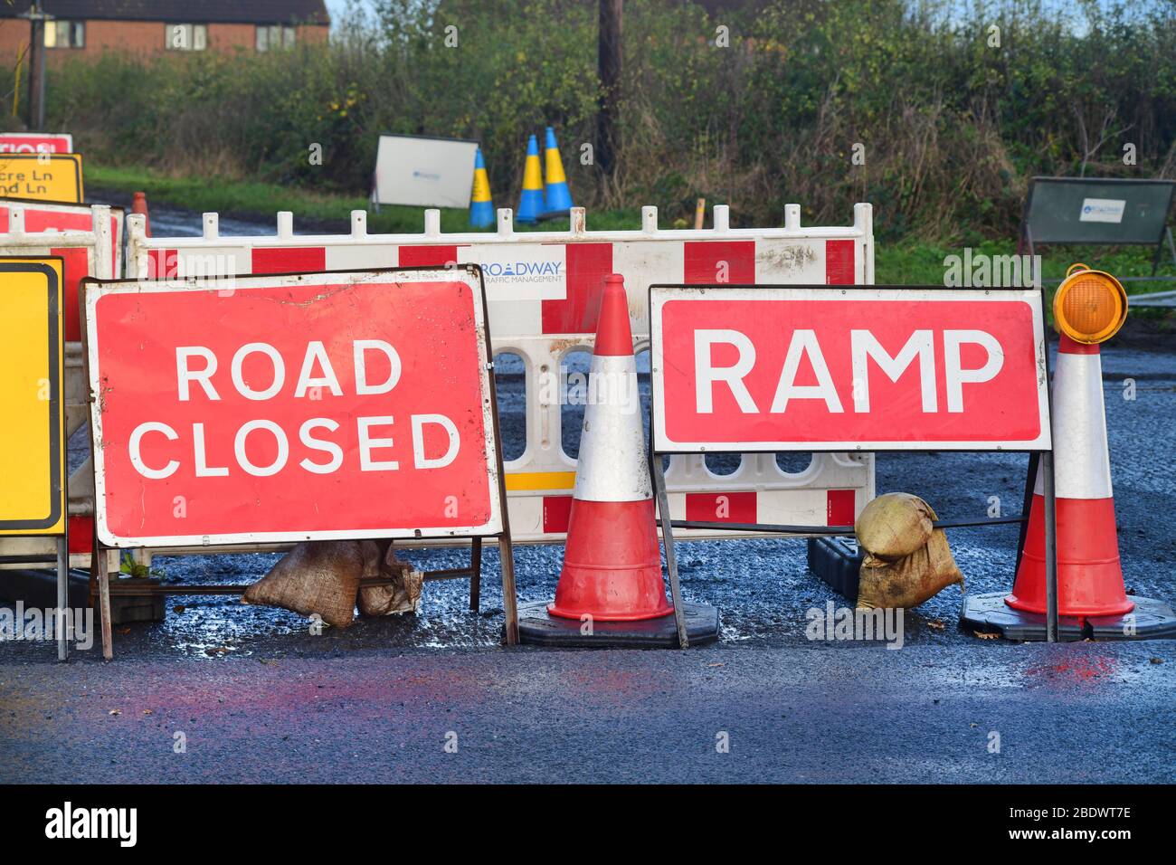 Straßensperranlage und Rampenwarnung bei Straßenbauarbeiten york yorkshire vereinigtes Königreich Stockfoto