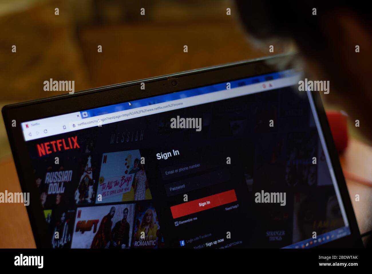 New York, USA - 9. April 2020: Netflix Anmelden Seite Website auf Laptop-Bildschirm close up. Mann mit Dienst auf dem Display, verschwommener Hintergrund, illustrativ Stockfoto