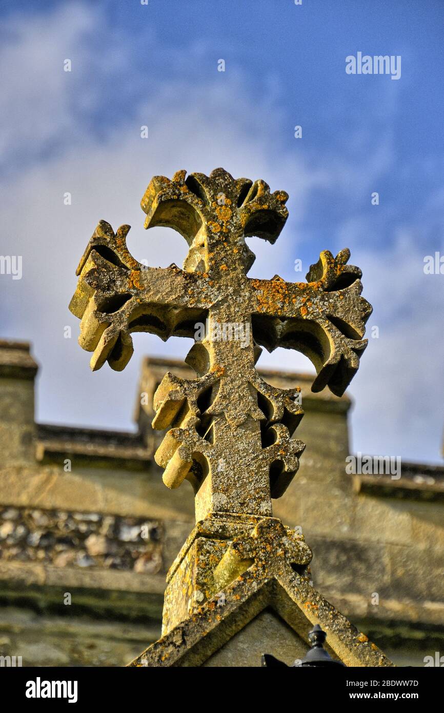 Mittelalterliches Zierkreuz auf dem Kirchendach der St Dunstans Church, Monks Risborough, Buckinghamshire, Großbritannien. HDR-Effekt angewendet. Stockfoto