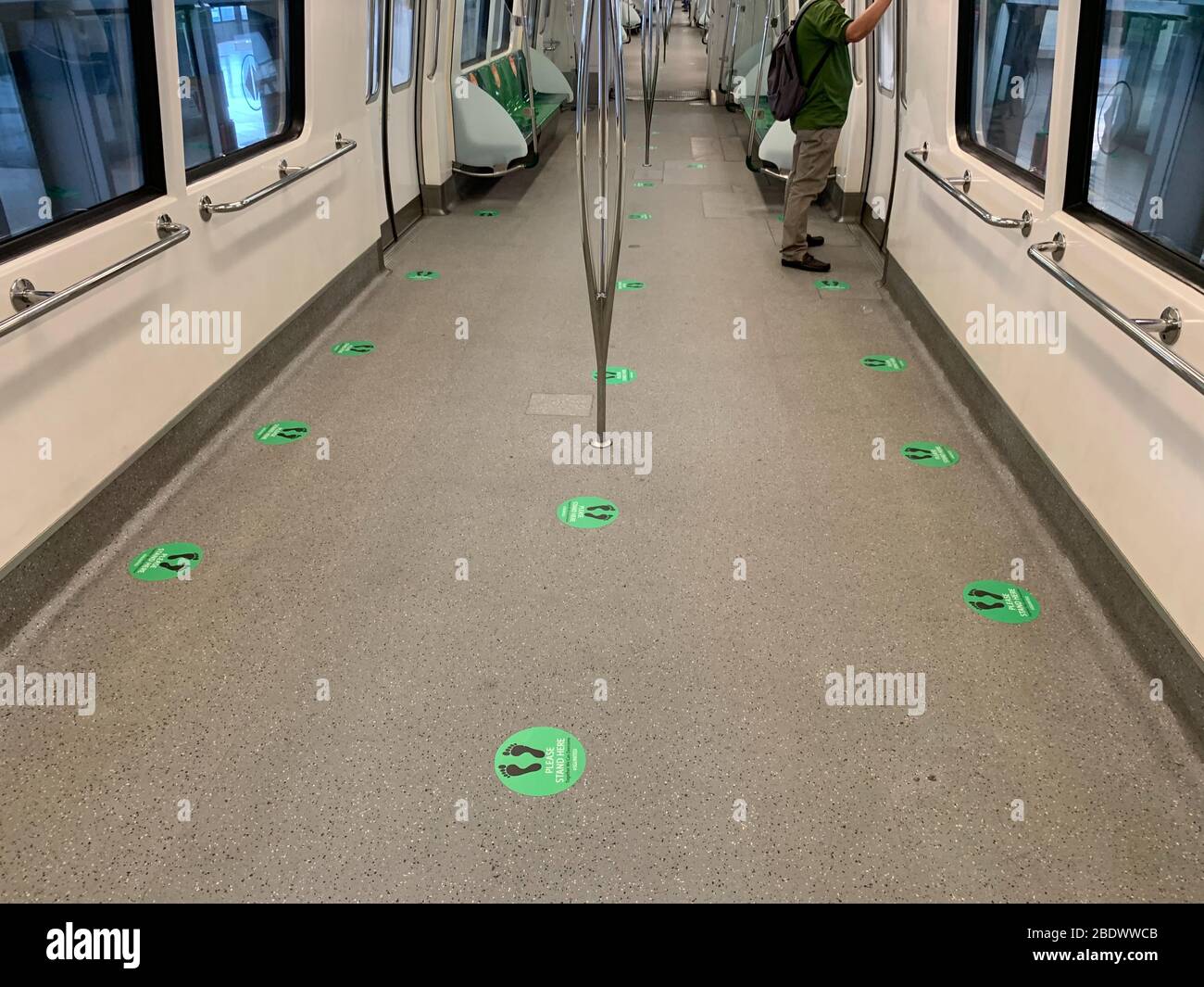 Soziale Distanzierung auf der MRT East West Line in Singapur am 10. April 2020. Passagiere werden gebeten, 1 Meter Abstand auf der MRT East West Line # SGUNITED zu halten, nachdem die Regierung von Singapur vom 7. April bis 4. Mai Messungen des Leistungsschalters gegen das neuartige Coronavirus COVID19 eingeführt hat. Kredit: Haruhiko Otsuka/AFLO/Alamy Live News Stockfoto