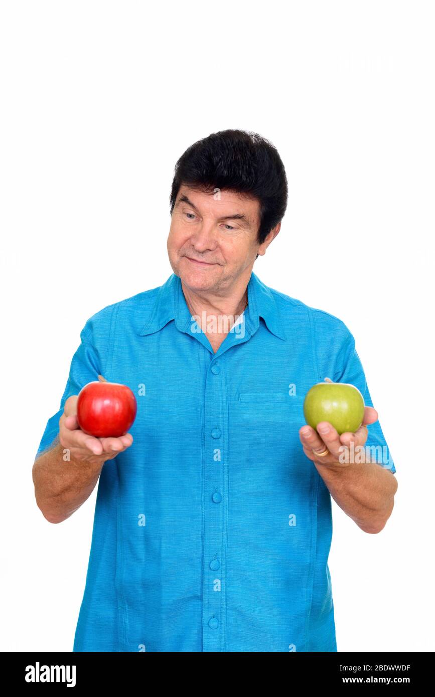 Porträt von glücklich reifen schönen Mann mit zwei Äpfeln Stockfoto