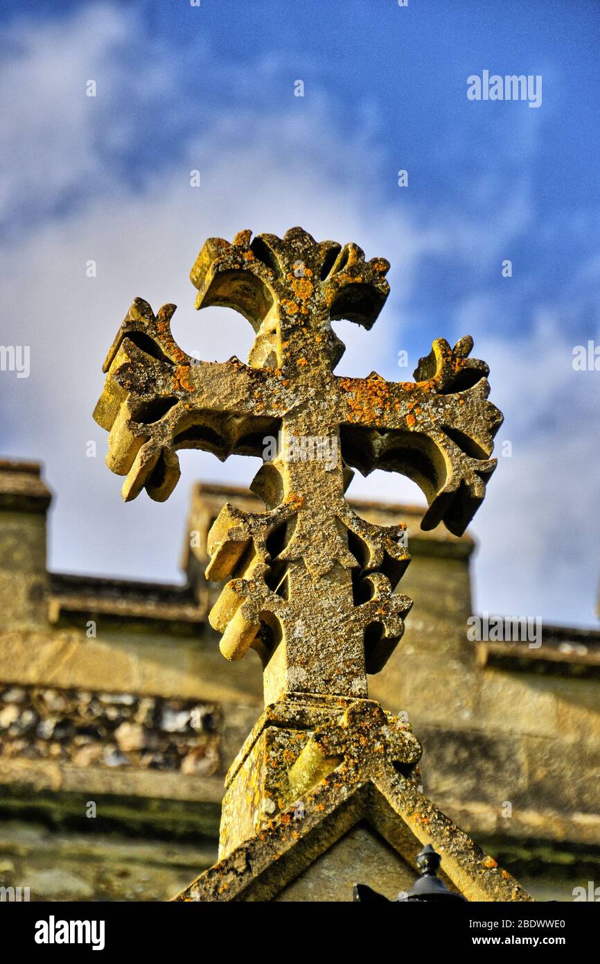 Mittelalterliches Zierkreuz auf dem Kirchendach der St Dunstans Church, Monks Risborough, Buckinghamshire, Großbritannien. HDR-Effekt angewendet. Stockfoto