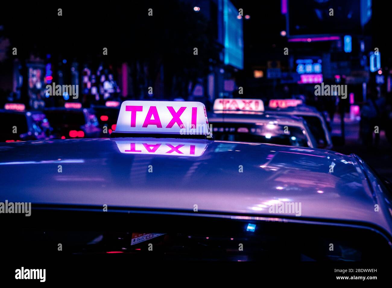 Hongkong, November 2019: Taxi-Auto in Hongkong bei Nacht Stockfoto