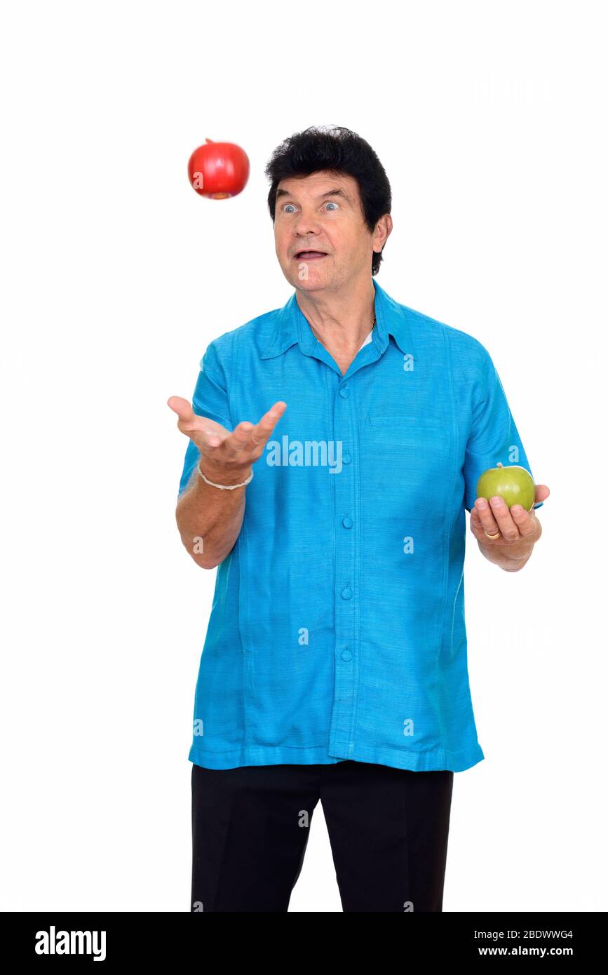 Porträt von glücklich reifen schönen Mann mit zwei Äpfeln Stockfoto