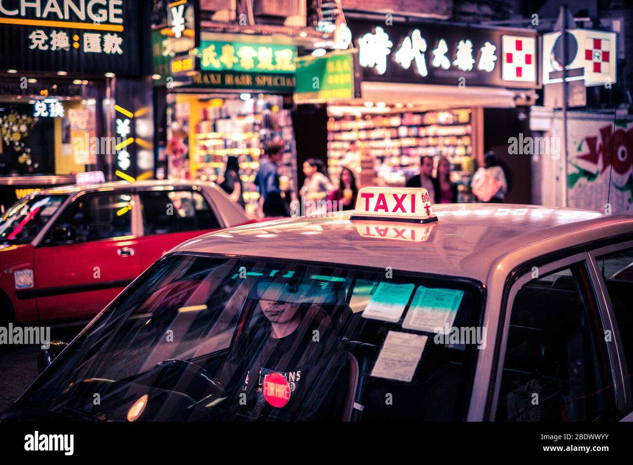 Hongkong, November 2019: Taxi-Wagen wartet in Hongkong in der Nacht Stockfoto