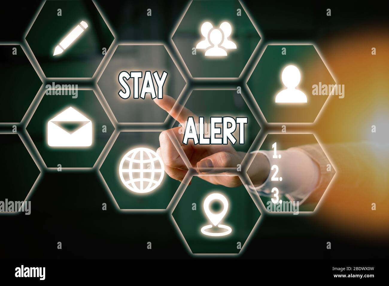 Schreiben von Handschriftertext: "Stay Alert" Konzeptfoto, das die Dinge rund um Quick aufmerksam macht, um sie zu sehen oder zu verstehen Stockfoto