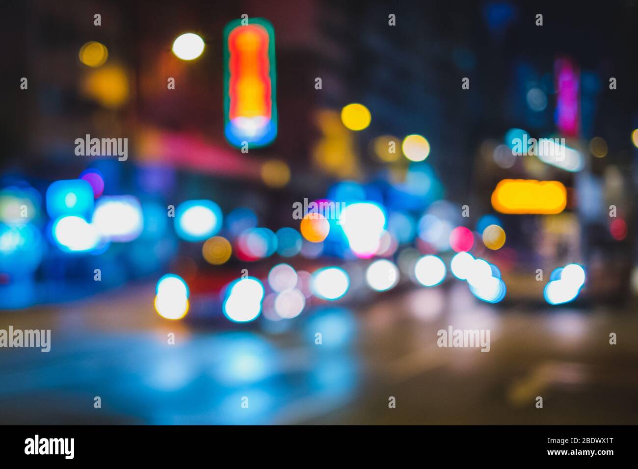 Bokeh Lichter des Stadtverkehrs in der Nacht, Unschärfe-Bild von Autos auf der Straße - Stockfoto
