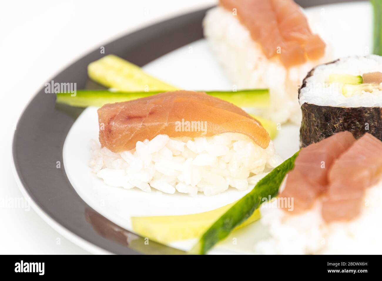 Thunfisch Sashimi Japanischer Rohtuna serviert auf Reis Stockfoto