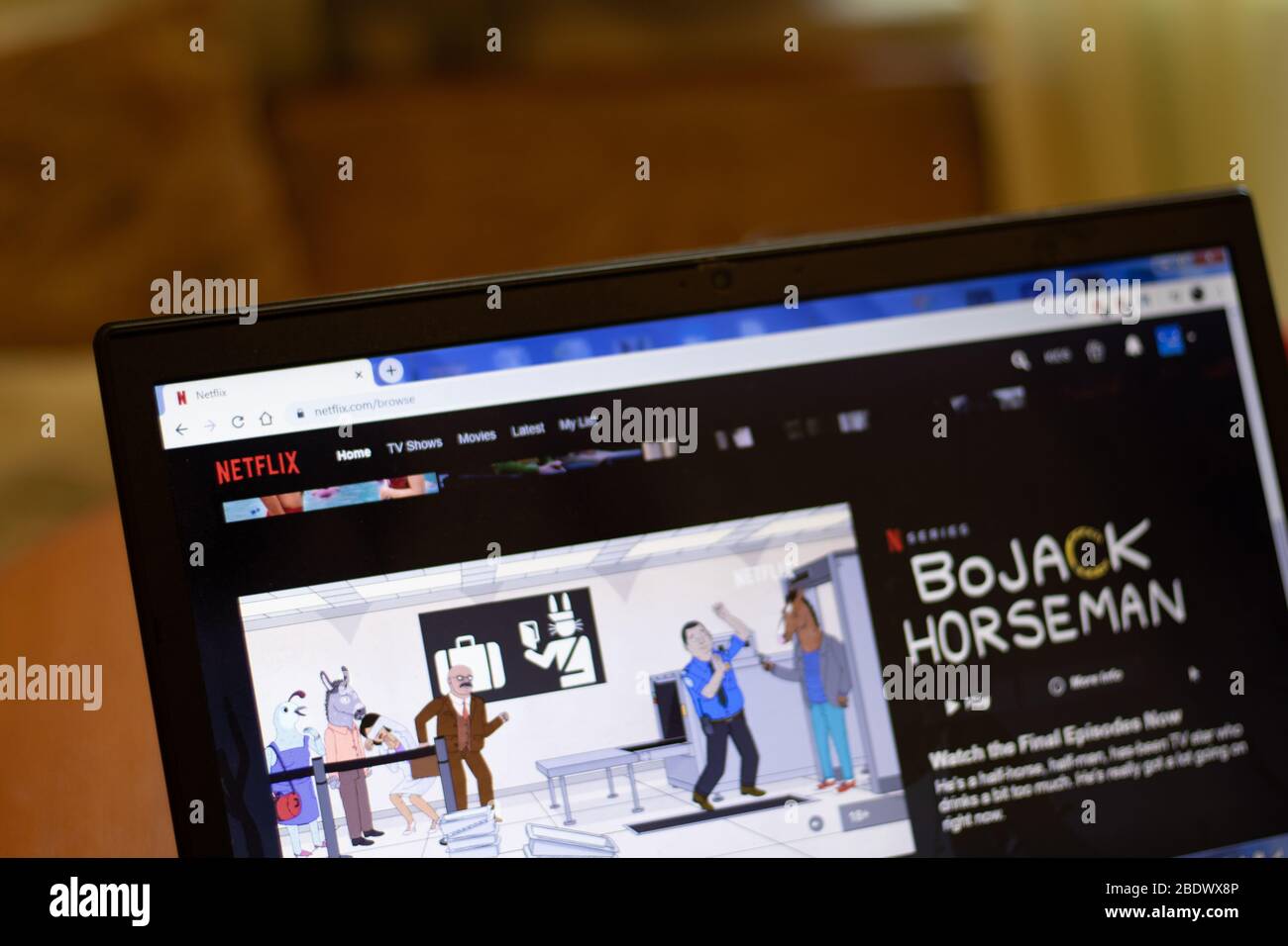 New York, USA - 9. April 2020: Netflix Website auf Laptop-Bildschirm Nahaufnahme. Mann mit Service auf dem Display, verschwommener Hintergrund, illustrative Editorial Stockfoto