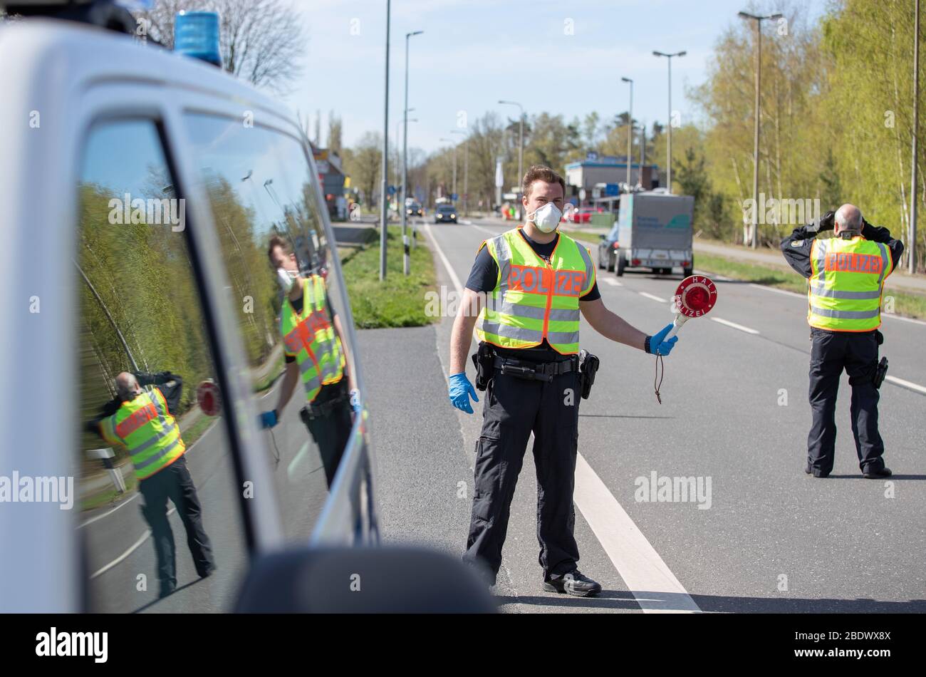 Nordhorn, Deutschland. April 2020. Ein Offizier der Bundespolizei hält ...
