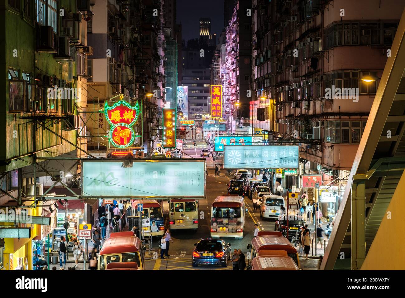 Hong Kong, November, 2019: Überfüllte Straße in Hong Kong bei Nacht am Minibus-Busbahnhof Stockfoto