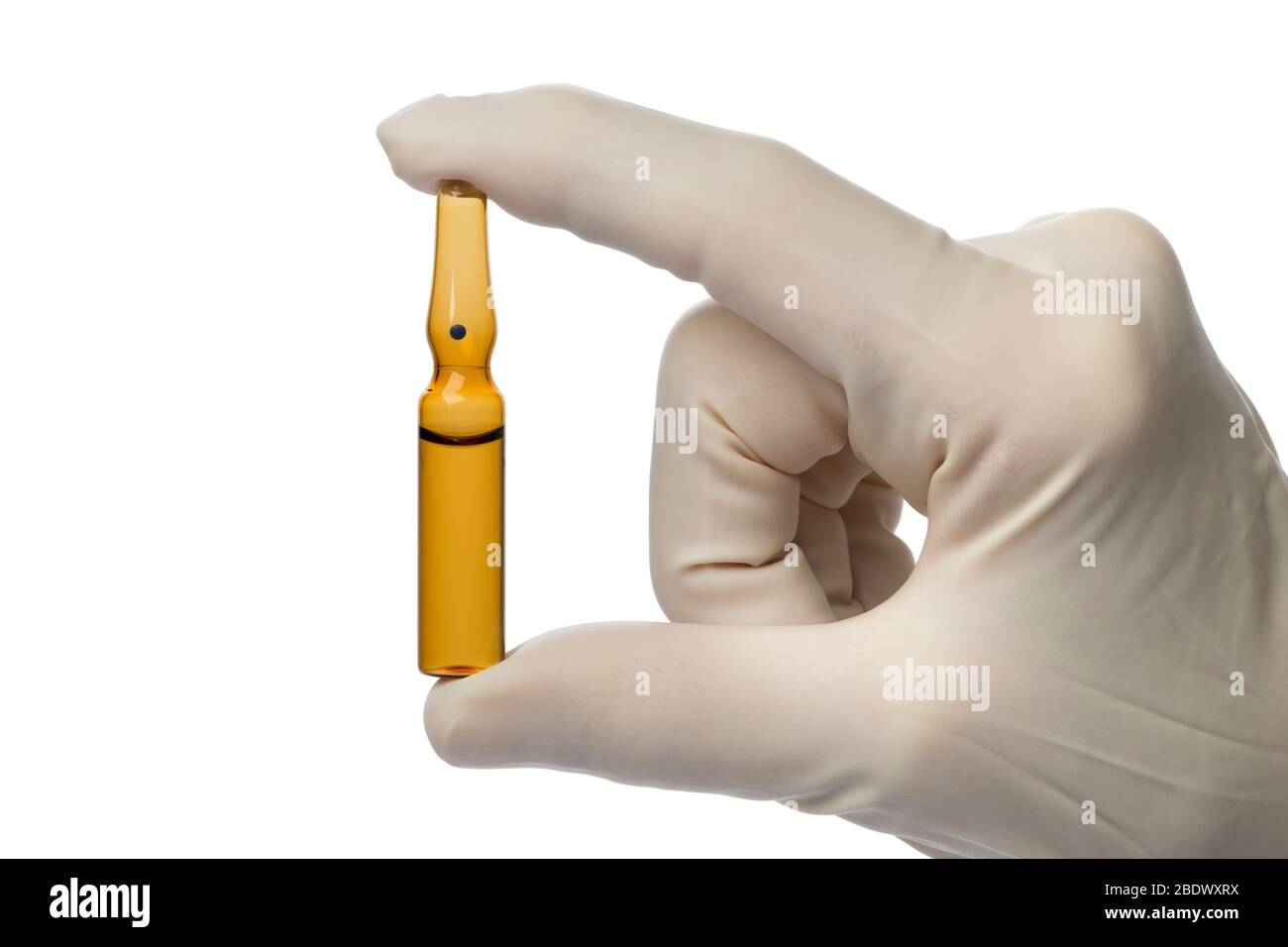 Hand mit Handschuh und Glas Ampul Nahaufnahme auf weißem Hintergrund Stockfoto