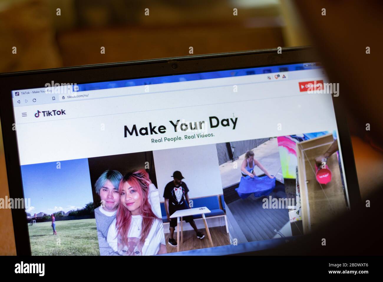 New York, USA - 9. April 2020: TikTok Website auf Laptop-Bildschirm Nahaufnahme. Mann mit Service auf dem Display, verschwommener Hintergrund, illustrative Editorial Stockfoto