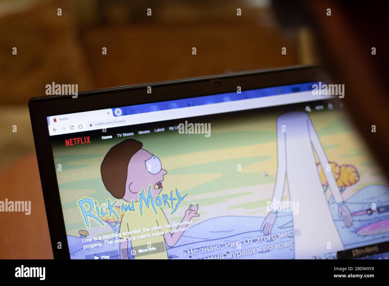 New York, USA - 9. April 2020: Netflix Rick und Morty Website auf Laptop-Bildschirm Nahaufnahme. Mann mit Dienst auf dem Display, verschwommener Hintergrund, illustrativ Stockfoto